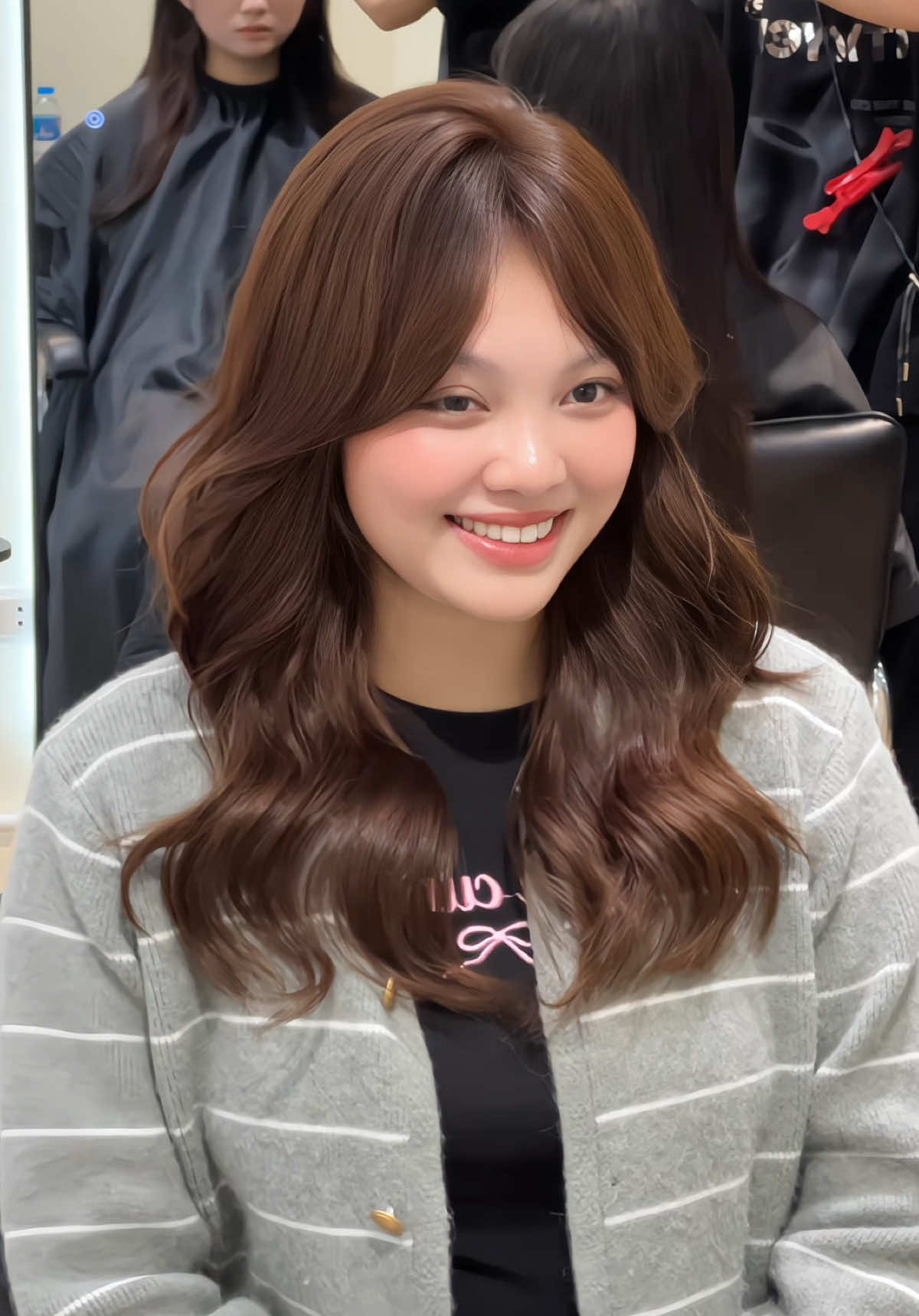 ✨ “Nâu Tây – màu nhuộm không cần filter vẫn đẹp mê.” Muốn tóc nhìn sang – tây – mịn thì thử nâu Tây đi, đảm bảo lên da, hợp mọi kiểu mặt. Tóc đẹp rồi, auto tự tin hơn 200% 🧸🤎 — 👉 Book lịch ngay để mình làm bạn đẹp hơn phiên bản hôm qua nha! #nâutay #tmhairstu #tocdep2025 #viral #fyp 