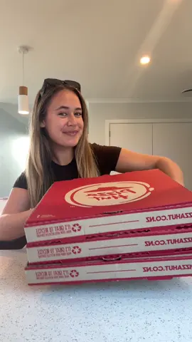 AD | A quick, easy and tasty Friday night dinner thanks to @pizzahutnz brand new handcrafted sourdough range! With each sourdough base being stretched by hand you can really taste the difference. Try yours from your local Pizza Hut NZ store 🍕 #pizzanight #pizzahut #pizzalover 