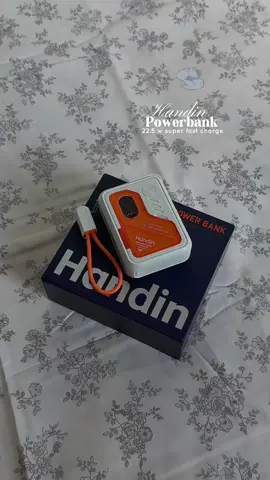 Charge anywhere—no cables needed. #Handin #Handinpowerbank #powerbank 
