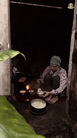 Ngày xưa, sáng nào mẹ cũng dậy từ bốn giờ, nhóm bếp nấu cơm, cho lợn gà ăn rồi quét sân, quét vườn. Bữa sáng quê khi ấy chỉ giản dị là bát cơm nguội rang, cơm độn khoai sắn chấm muối vừng, hay đôi khi chỉ là rổ khoai lang luộc bốc khói nghi ngút. Ấy vậy mà những bữa sáng mộc mạc ấy đã nuôi lớn biết bao thế hệ, vun đắp nên những tháng ngày khôn lớn và bình yên của tuổi thơ… #BếpXưaVịNhà #cooking #vietnam #xuhuong #trending 