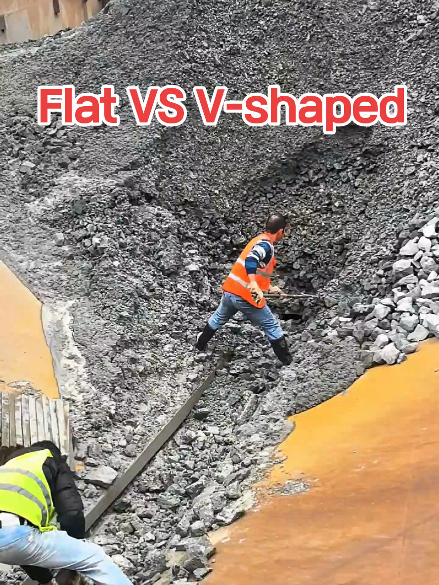 Do you prefer flat barges or V-barges? #unloading #dailywork #satisfying #whitenoise 