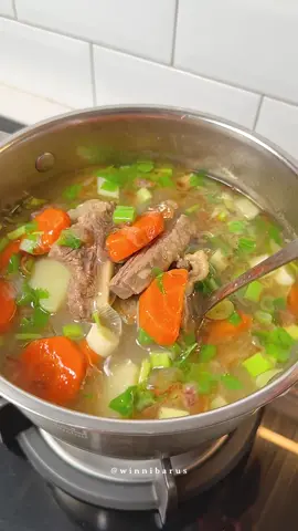 Resep Sop Iga Sapi Bahan :  500 gr iga sapi Garam Kaldu bubuk 1 buah kentang 1 buah wortel ukuran besar 2 batang daun bawang 2 batang seledri 4 buah cengkeh 1 batang kayumanis 3 kapulaga 1 bunga lawang Bumbu halus : 10 siung bawang merah 5 siung bawang putih 1/2 sdm pala bubuk 3 cm jahe 1/2 sdm merica Note : Biar air rebusan iga nya gak keruh masukkan iga sapi nya setelah air mendidih yaa… Terus buang kotoran yg ada di atas permukaan air rebusan… Gak perlu ganti air baru yaa, biar lebih ngaldu kuah nya.. #ResepDaging #sopigasapi #resepsopigasapi #masakanrumahan #masakansederhana #sop #sopdaging #soptulangsapi