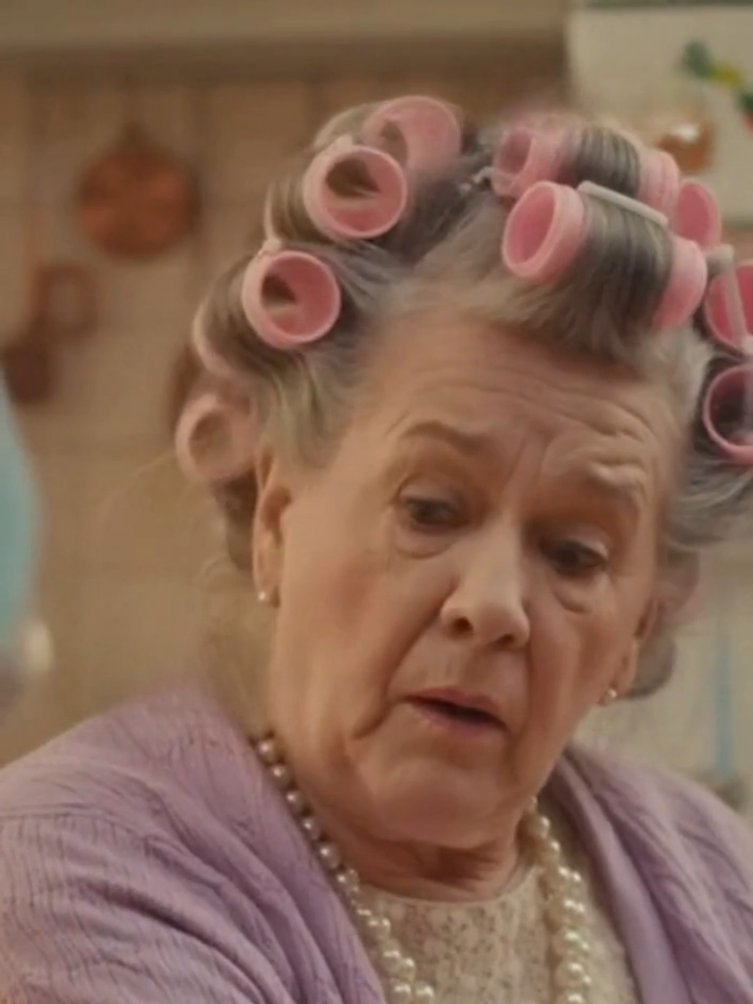 Woda z telefonem 💧😂 Co godzinę przypomina… o szklance wody! ⏰🤣 Pragnienie działa najlepiej! 💦👵 😂 Dwie babcie rozmawiają w kuchni o nowoczesnej aplikacji przypominającej o piciu wody. Ich doświadczenie życiowe pokazuje, że prawdziwy system przypomnień działa od 60 lat — bez baterii! ⚡ Krótka, zabawna scenka z życia codziennego. Czasem nowoczesne technologie nie dorównują doświadczeniu babć… 💡 This video is for entertainment and humor purposes only. Do not rely on apps instead of real-life hydration. 💬 Podziel się, jeśli też masz własny „system przypomnień”! 👍 Polub, 🔔 subskrybuj i śmiej się razem z nami! #komedia #babcie #humor #woda #aplikacja #życiowemądrości #krótkifilm #AIvideo #satyra Celem naszych filmów jest dostarczanie rozrywki i wiedzy, często poprzez satyrę. Nie traktujcie wszystkiego całkiem serio :) Ten materiał został wygenerowany z wykorzystaniem AI.