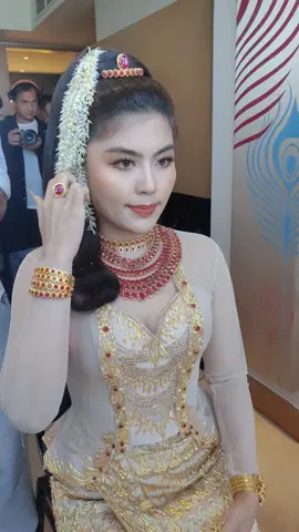 N&Z မင်္ဂလာပွဲကြီး ပြင်ဆင်ပေးနေတဲ့မိတ်ကပ် ဆရာမိတ်ကပ်လက်ရာလေး💄💄#သတို့သမီး #စိုးပြည့်သဇင်မင်္ဂလာဆောင် #မိတ်ကပ်ပြည့်စုံ #makeuppyaesone #ဟိန်းဝေယံ 