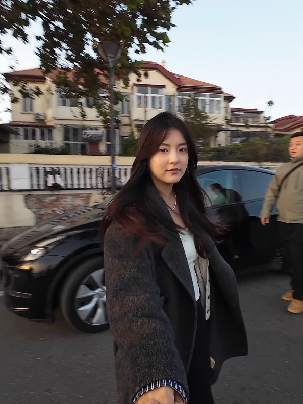 美女的回眸胜过一切 #街拍 #日常分享 #跟陌生人打招呼 