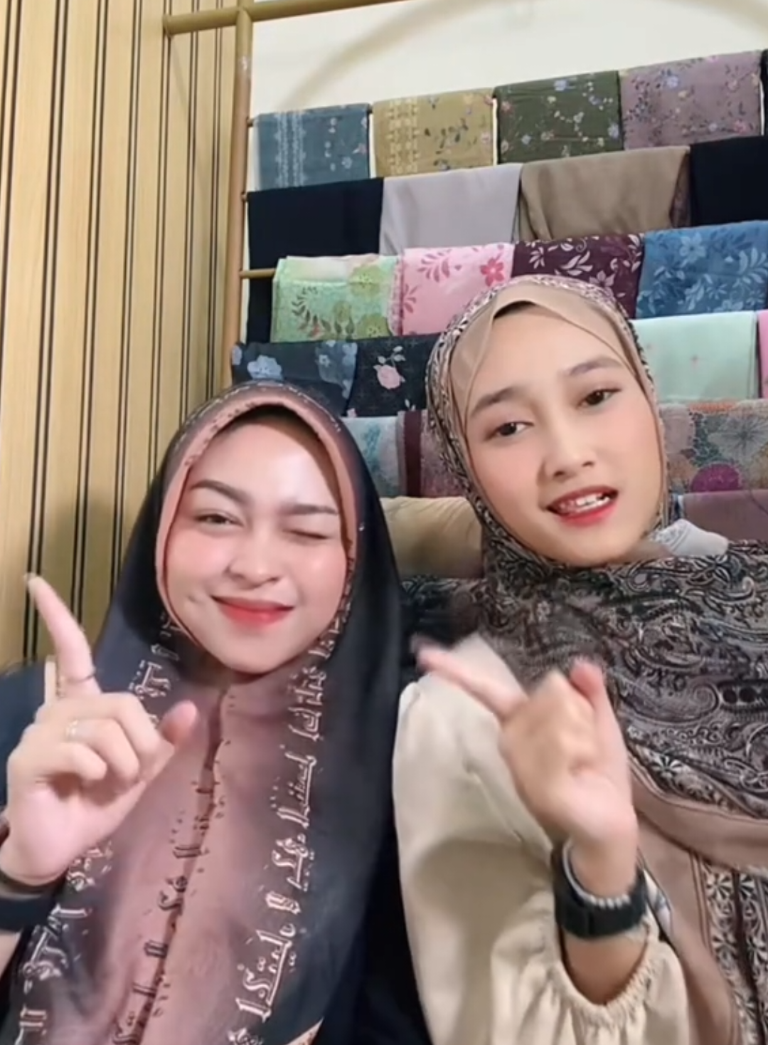 yg ambyar cuma ada disini‼️🤪☝️🫵#fypシ゚ #pashmina #hijab #fyppppppppppppppppppppppp #diskon 