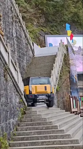 NÃO DEU MUITO CERTO O Chery Fulwin X3L passou por uma situação no mínimo inusitada. No último dia 12 de novembro, a marca colocou o SUV para subir a chamada “Escadaria Celestial”, que tem nada menos que 999 degraus. No entanto, o resultado saiu longe do esperado.  