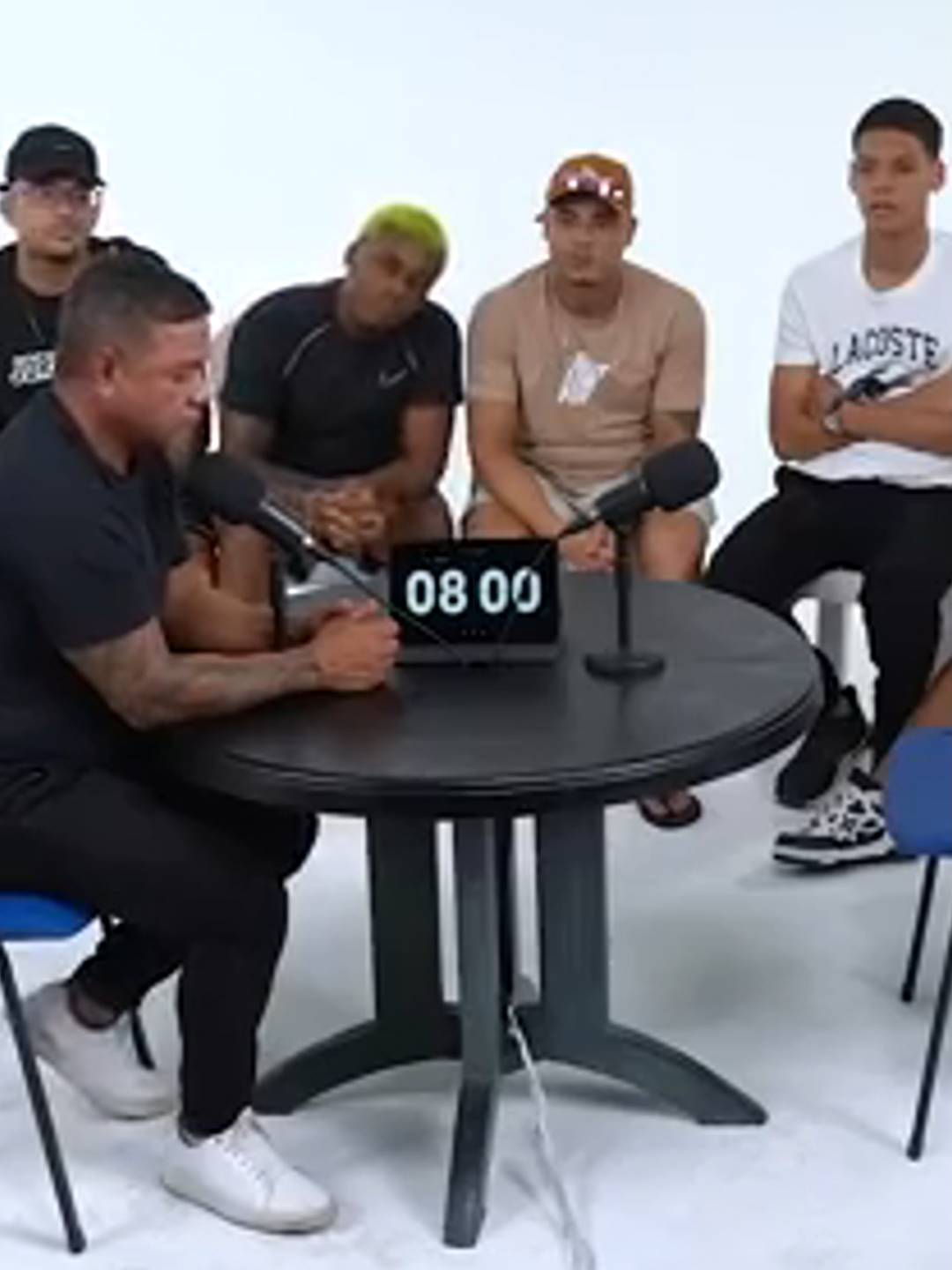 BATATA vs 10 CRIAS - Neste episódio histórico, Batata, um policial experiente do Rio de Janeiro, encara 10 crias de comunidade em um debate intenso e sem censura sobre os temas mais polêmicos das favelas! ⚖️💭  🗣️ Opiniões fortes, histórias reais e momentos de pura tensão — teve de tudo: risadas, reflexões e até provocações inesperadas! Será que o policial conseguiu se manter firme diante dos argumentos das crias? 👀 #debate #favela #policia #sargentobatata #megaoperação