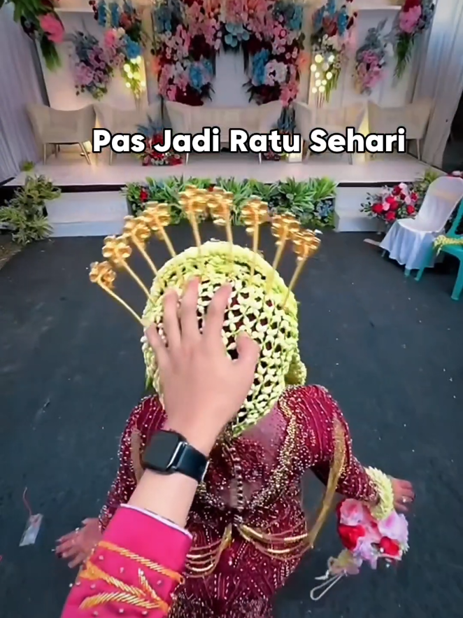 Begini kan Trend nya ??  #CapCut #kebayamerah #trendkua #jauhsungguhabangmencaricinta #tiktokviral 