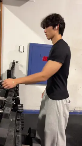 hammer curls #gym #biceps #foryoupage #fyp 