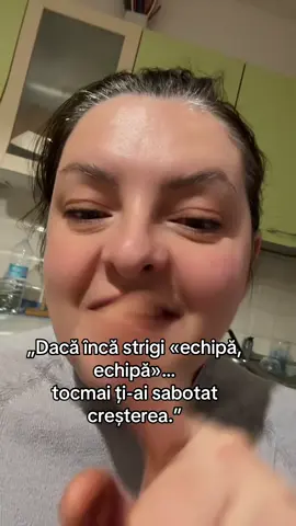 #creatorsearchinsights Faza cu „echipă, echipă” nu funcționează. Și îți zic și de ce: când postezi un video, platforma îl arată la un prim grup mic de persoane. 👉 Cum reacționează acest prim grup decide dacă video-ul tău ajunge la mai mulți oameni sau moare acolo. Dacă video-ul tău ajunge la persoane care doar cer follow înapoi, care stau în comentarii cu „echipă”, dar nu consumă, nu salvează și nu distribuie… algoritmul înțelege ceva simplu: ‼️ „Conținutul ăsta nu interesează pe nimeni. Stop.”#echipa #crestemimpreuna #fyp #pentrutine 