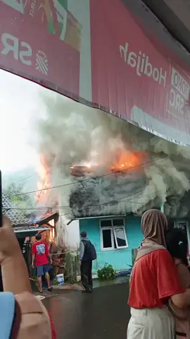 Baru saja terjadi musibah kebakaran Kebakaran terjadi di Kampung Cipanas Desa Kabandungan, yang merupakan rumah dari bapak Ja'i warga kampung cipanas.  Belum diketahui penyebab kebakaran saat ini warga masih berbondong-bondong membantu memadamkan api. #kabandunganinfo 