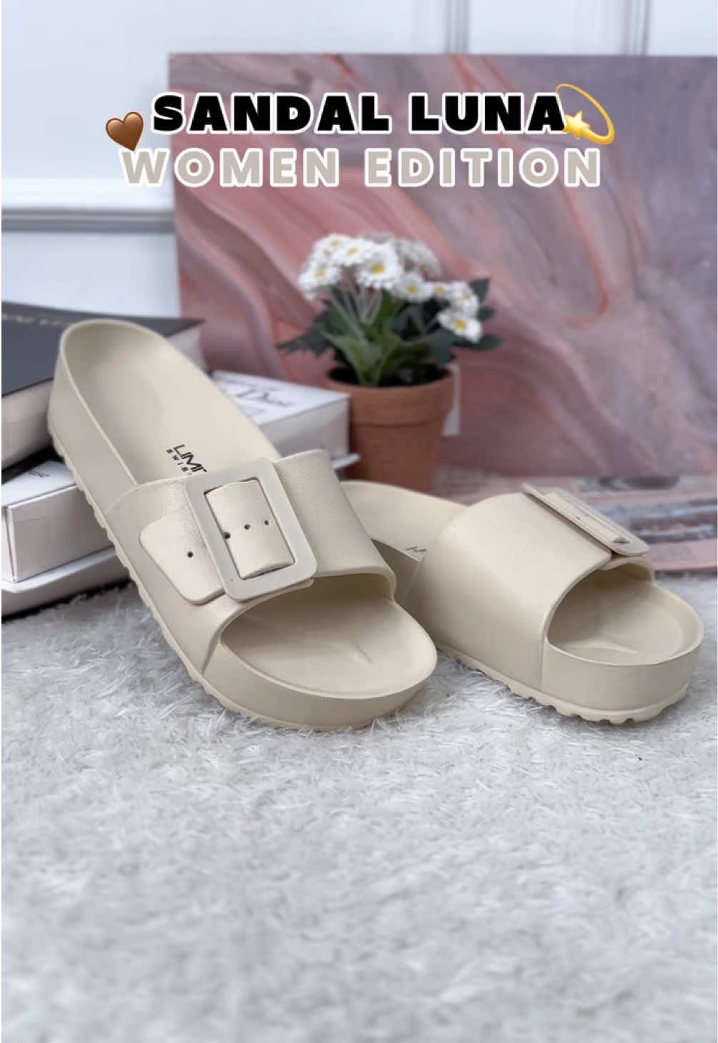 Luna Beige tuh simpel, nyaman, dan gampang banget masuk ke semua outfit 🤎 Ringan, empuk, siap nemenin aktivitas dari pagi sampe malam. Fix jadi sandal wajib buat yang suka look clean & effortless! ✨ #limitless #sandal #sandalslop #sendal #sandalluna 