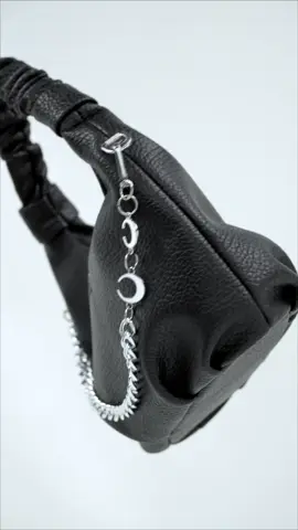 Detail menawan dari tas Darany siap banget buat nemenin hari-hari kamu🫶🏻 cek harga ambyar di Live sekarang!