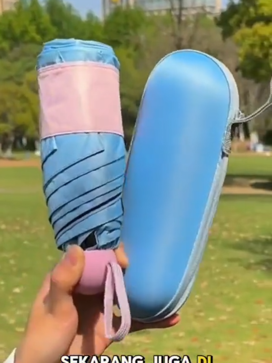 dulu kalau mau outdoor takut kehujanan sama kepanasan! tapi itu dulu sebelum punya payung lipat minimalis anti UV😜 #payung #payunglipatmini #payungantiuv 