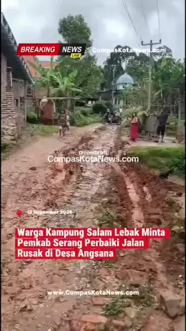 Warga Kampung Salam Lebak, Desa Angsana, Kecamatan Mancak, Kabupaten Serang, Banten, menyampaikan permohonan terbuka kepada Lurah dan Bupati Serang agar segera memperbaiki jalan rusak di wilayah mereka. Kondisi jalan yang berlubang dan licin saat hujan sering menyebabkan kendaraan terpeleset, bahkan membahayakan warga yang melintas setiap hari. Warga berharap pemerintah segera menindaklanjuti aspirasi tersebut dan memasukkan perbaikan jalan ke dalam program pembangunan daerah. Simak laporan selengkapnya dalam video berikut ini. Jangan lupa like, comment, dan subscribe untuk mendapatkan berita terbaru seputar Banten setiap hari di CompasKotaNews.com