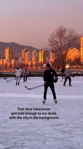 I’m just a Mexican watching my Canadian husband living his childhood dream 😍🥹 #kitsilano #vanierpark #snow #winter #iceskate 