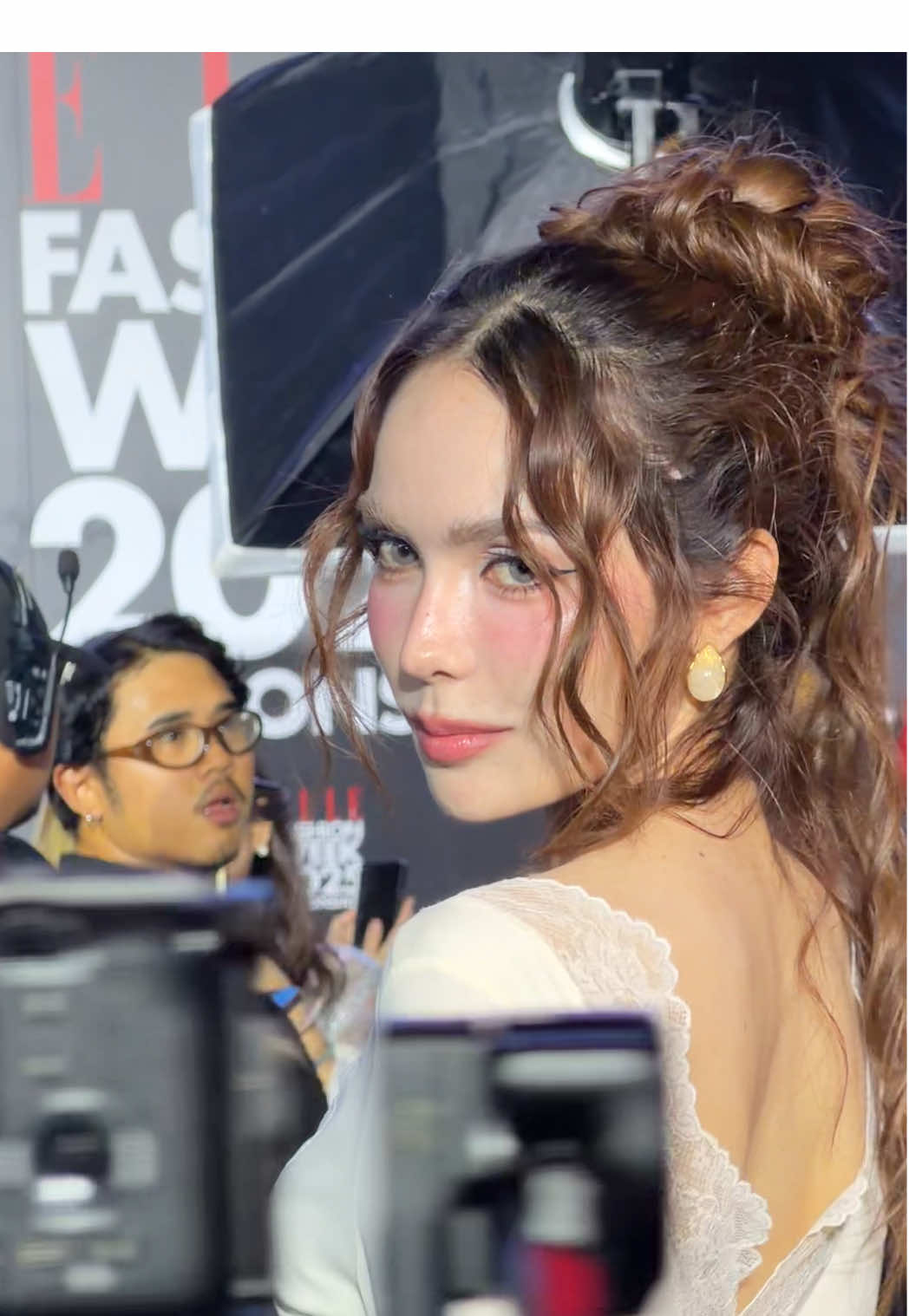 A beauty defined by every detail ✨🤏🏻  THEATRE EFW2025 X CL #CHARLOTTExEFW2025 #EFW2025 #SeeYouAtTheTent #CharlotteAustin #EFW25ATICONSIAM 