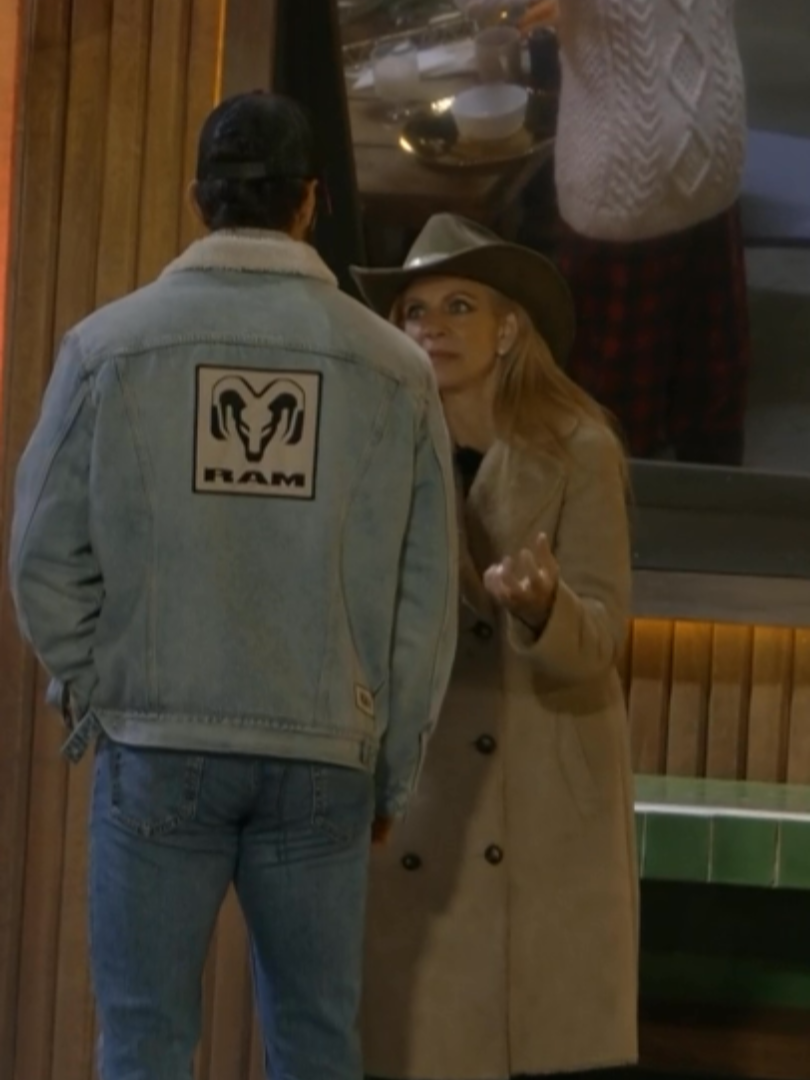 #KikeMayagoitia se acerca a #ManolaDíez para decirle que la puerta de las gallinas estaba abierta y los borregos entraron. 🐓🐑👀  Lunes a viernes 9:00 p.m. por Azteca UNO⁣⁣⁣⁣⁣⁣⁣ Domingo La Gala 8:00 p.m. por Azteca UNO⁣⁣⁣⁣⁣⁣⁣ ⁣⁣⁣⁣⁣⁣⁣#LaGranjaVIP 🌾 Transmisión 24/7 en #DisneyPlus, vive la experiencia completa.