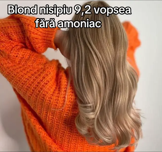 ✨ Vopsea Profesională Blond Mișipiu 9.2 – Fără Amoniac ✨ Obține un blond rafinat, luminos și elegant, fără a compromite sănătatea părului! Nuanta 9.2 Blond Mișipiu aduce acel ton subtil și natural de nisip, perfect pentru un look modern, sofisticat și ușor perlat. 🌿 Fără amoniac – culoare delicată, rezultate profesionale Formula blândă, fără amoniac, protejează fibra capilară și respectă scalpul sensibil, oferind în același timp o acoperire uniformă și un luciu spectaculos. 💛 Beneficii principale: 	•	Nuanță blond mișipiu 9.2 – ton rece, elegant, cu reflexe naturale 	•	Fără amoniac – mai puțină agresiune, mai multă hidratare 	•	Îmbogățită cu uleiuri și ingrediente nutritive pentru strălucire și catifelare 	•	Ideală pentru păr natural sau vopsit 	•	Oferă un rezultat luminos, uniform și de lungă durată 	•	Reduce riscul de uscăciune și menține părul moale și mătăsos 🎨 Recomandată pentru: 	•	Persoanele care caută un blond natural, nuanțat, cu reflexe reci 	•	Trecerea de la blond auriu la un blond mai sofisticat 	•	Împrospătarea culorii fără deteriorare#blonde #blond #flypシ #toatalumeaesteamea #toata 