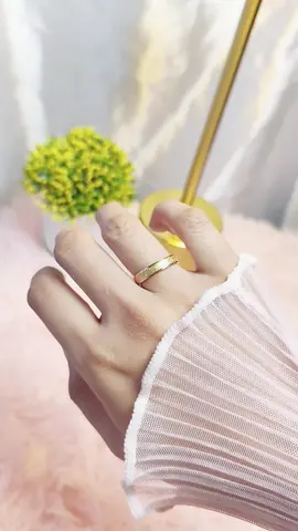 Parang real gold ang ring na to😍 pwedi siyang wedding ring kasi hindi siya nagtatarnish🤭 #ring #nontarnish #unisex #metalic 