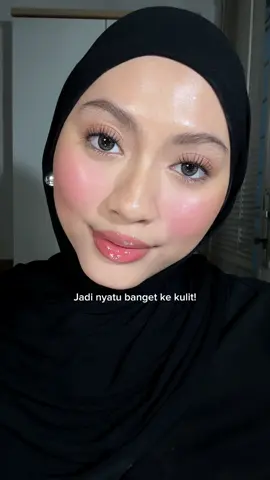 Hasil makeupnya jadi nyatu banget sih! terus sprayernya alus banget dan nyebar luvv #makeuphani #settingspray #makeup #naturalmakeup 