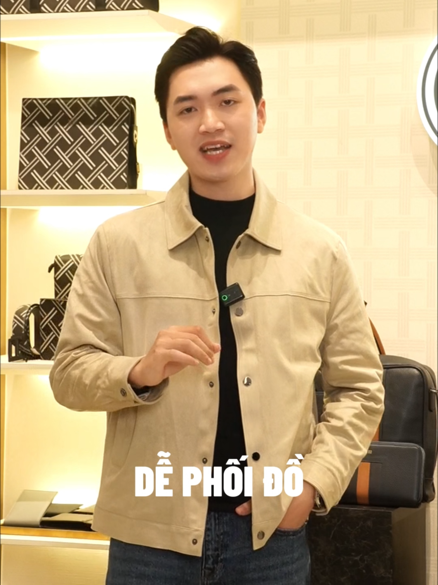 ÁO KHOÁC DA LỘN ARISTINO - Chiếc áo thiết kế đơn giản, tông màu be trẻ trung vẫn đem lại được vẻ ngoài lịch sự và sang trọng. Thiết kế trần trám và lớp lót giữ nhiệt cực tốt. #aristino #tiepnoihuyenthoai #thoitrangcaocap #dothudong #aokhoac #huyenthoaitre