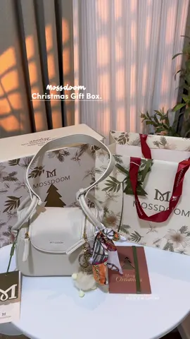 Christmas Gift but make it aesthetic — Can’t decide what to give her yet? @MOSSDOOM PH has you covered. Finally, a perfect gift your girl will surely love. Let her feel the love and joy of a Christmas holiday by giving a set of her dream bag  ── .✦ #mossdoomgiftset #mossdoom #christmasgift #mossdoombag #giftforher 