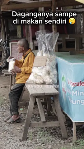 Usia hanyalah angka bagi abah. Di usia nya yang senja abah harus sempat jualan milik orang lain demi bisa bertahan hidup 🥹 #fyp #respekpedulilampung #viral #trending #videoviral 