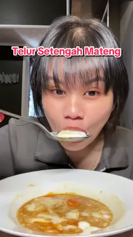 Waktu rendemnya aku kurangin 2 menit doang padahal, tapi ngaruh banget ya🥲 #telur #telursetengahmatang #apreelmakan 