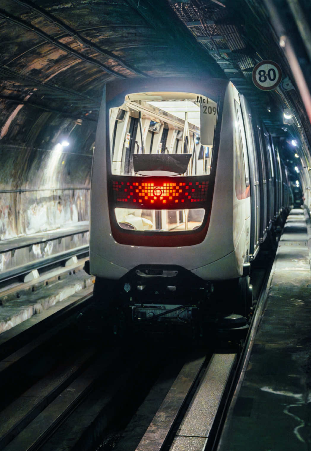 🚈 À partir du 14 février à Lille, 15 nouvelles rames seront déployées sur la ligne 1 de la @metropoledelille, puis 12 autres tout au long de l’année 2026. Le NMR a.k.a Boa, sera plus beau, plus spacieux, 2x plus long, avec une rame unique et un système d’affichage LED en temps réel. Bref, que des bonnes nouvelles pour un super trajet de Saint-Valentin réussi 🙂 Demain, je te montre quelques photos du métro en circulation 👍 #lille #metro #nablezon