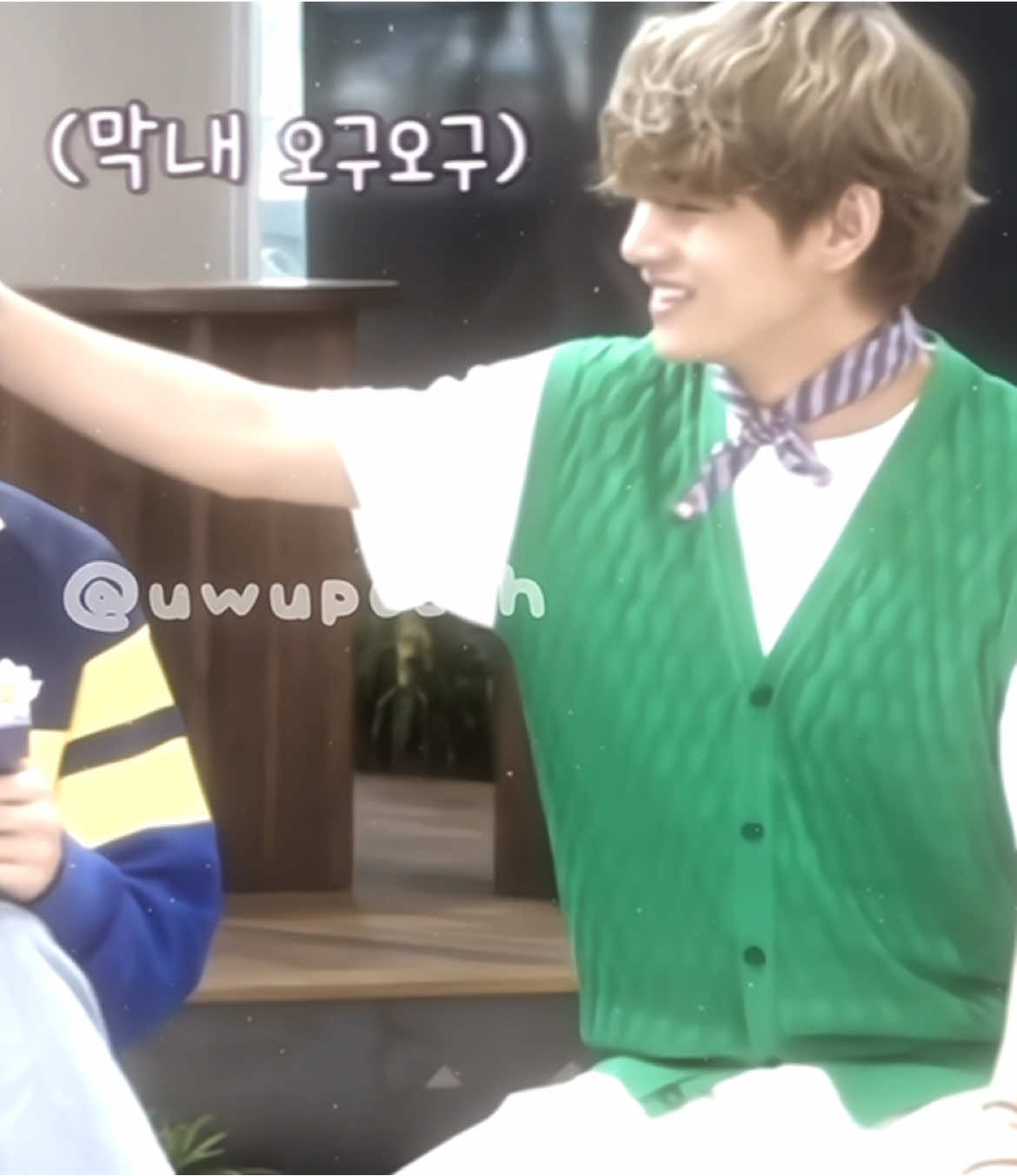 “ánh mắt anh luôn hướng về em, anh yêu em..”  #bts #taekook 