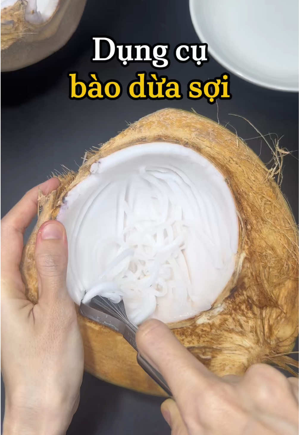 Thích quá đi mấy chị ơi, nạo cơm dừa quá là nhanh và dễ dàng luôn 🥥 #dungcunaodua #caynaodua #caynaoduasoi #caynaoduacamtay #nhintuine 