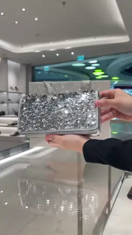 Đeo túi cnk sequin mà không nổi bật mới lạ ✨ Bạc – đen mix outfit nào cũng cháy   Ai mê lấp lánh thì chốt liền tay nha 😎 #tuicnk #sequinbag #genzstyle #tiktokshopping #charleskeith 