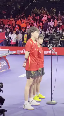 phải chi lúc anh chuqin trả lời không?? kèm theo khuôn mặt lạnh lùng không cười thì chúng tôi đâu có hiểu lầm, này anh cười còn hơn nhặt được kim cương nữa khi shasha nói ôm một cái 🤣😂, mới ôm cái ảnh khoái vậy oy nói ôm hai cái không biết ntn luôn ak .#shatou #edit #shatou #tabletennis #tiktokviral 