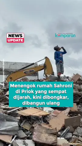 Rumah anggota DPR nonaktif Ahmad Sahroni di Tanjung Priok dibongkar total setelah sebelumnya dijarah pada kerusuhan akhir Agustus. Dua ekskavator dan puluhan pekerja terlihat memilah besi dan material bangunan sejak sekitar seminggu terakhir. Truk-truk pengangkut juga datang silih berganti untuk membawa sisa-sisa bangunan, sementara tembok rumah kini berubah menjadi tumpukan puing. Menurut keterangan warga sekitar, rumah itu memang sengaja dibongkar untuk dibangun kembali dari awal. Sahroni sendiri belum terlihat lagi di lokasi sejak menggelar doa bersama pada 2 November lalu yang dihadiri sekitar 1.200 orang. Seorang pemilik warung yang merupakan tetangganya memastikan bahwa rumah tersebut akan dibangun ulang sepenuhnya. Para pekerja masih terus memilah barang-barang dari reruntuhan, dan sebuah bedeng khusus untuk tempat istirahat pekerja telah didirikan di dekat lokasi. Hingga saat ini, belum ada komentar dari Sahroni terkait proses pembongkaran dan pembangunan ulang rumahnya tersebut. 📸: Dok. kumparan/Abid Raihan. Follow WhatsApp Channel kumparan untuk dapat Informasi terpercaya dikirim langsung ke WhatsApp kamu. Ketik kum.pr/WAchannel di browser kamu sekarang, agar bisa share informasi tanpa ragu. #newsupdate #update #news #vidol #ahmadsahroni #tanjungpriok #DPRRI #Pembangunanulang #info #infoterkini #berita #beritaterkini #bicarafaktalewatberita #kumparan
