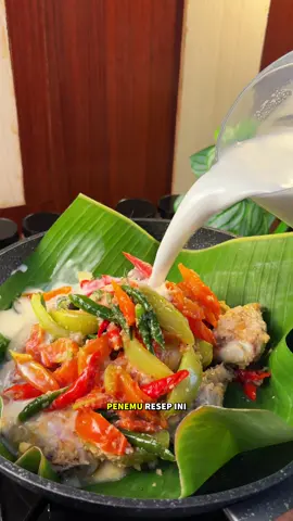 Ide menu buat kaum mageran, yang pengen makan enak tapi ga mau ribet😌 Bumbu Halus - 5 siung bawang merah - 5 siung bawang putih Bahan - bumbu halus - 1 batang serai - 2 lembar daun salam - 2 ruas jari lengkuas geprek - 5 buah cabai merah kriting - 5 buah cabai hijau kriting - 5 buah cabai rawit - 1 buah tomat merah - 1 buah tomat hijau - 500gram ayam - 500ml santan cair - 1sdt garam - 3sdt kaldu jamur - 2sdm gula - ½sdt merica bubuk - 1 lembar daun pisang - 7 buah cabai rawit utuh #garangasem #fyp #reseptiktok #menusimple #menurumahan 
