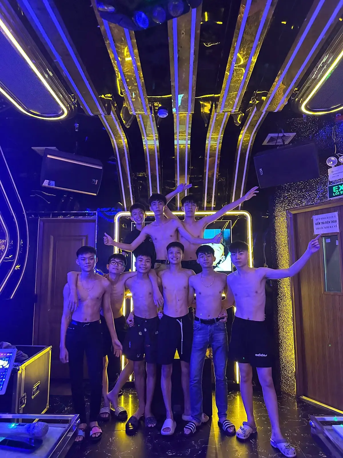 Bạn bè không cần nhiều, quý ở chỗ cùng đi qua mưa gió. Tình nghĩa không nói đến thời gian, trọng ở chỗ nhờ ắt sẽ giúp...!  “朋友不在于多，贵在能一起走过风雨；情义不在于时间长短，重要的是有难一定会相助