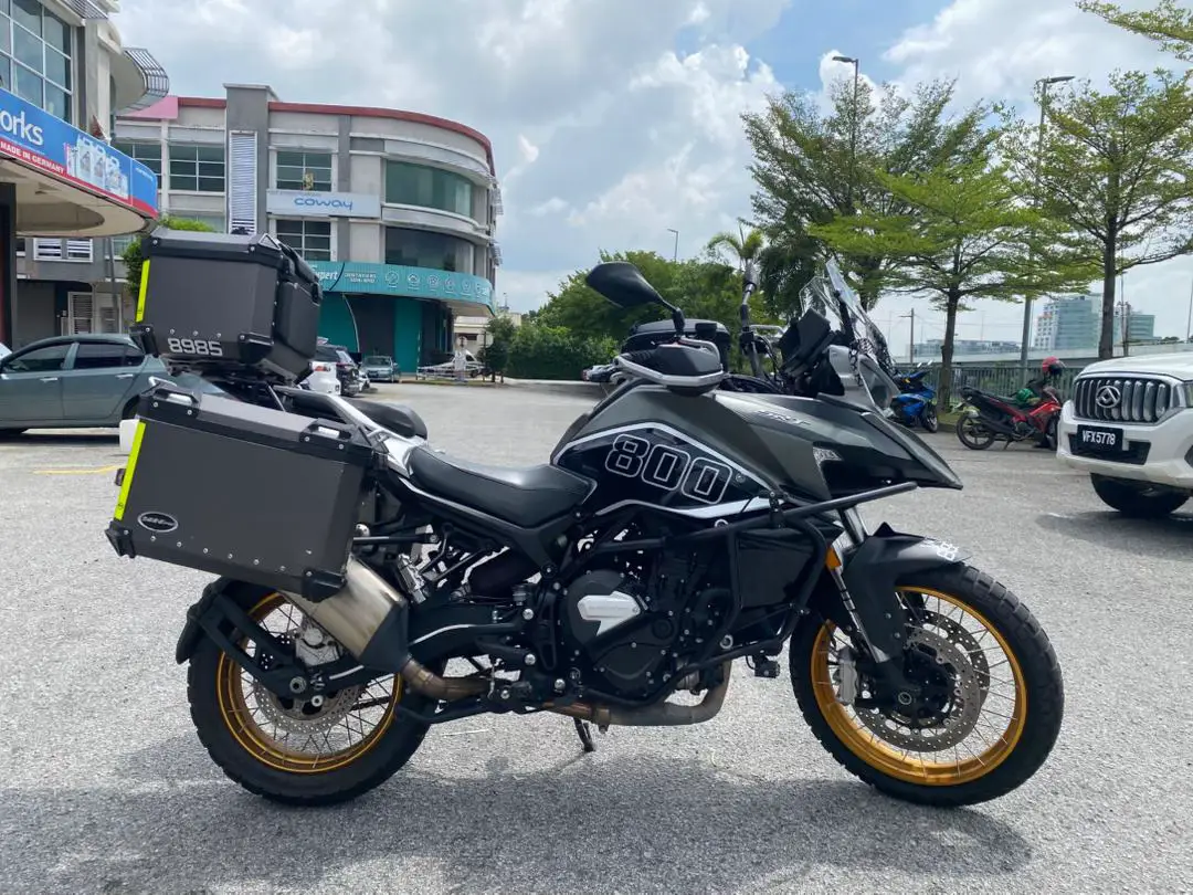 2023 QJMOTOR SRT800X SRT 800 Full Accessories Promo 1 Year Warranty  RM25800 ( Cash Siap Tukar Nama ) 1 Owner 15k  Low Mileage Perfect Condition like new Come with Mid pipe Upgrated ( Nice Sound )  3 Alluminum Box Crash bar Sport light HandGuard Tank Beg  Radiator cover Bottle holder Phone holder Smoke windshield Bobbin Tank pad 1 Year Warranty + Many Extra Gift From Icity Motoworld Credit card ez pay Deposit 0 430x5yrs Credit Loan Depsoit 100 4++x7yrs Aeon Loan Deposit 2100 4++x7yrs Shop Loan Deposit 10800 425x5yrs CALL/Whatsapp Kelvin -014-6572740 https://wa.me/60146572740 ERNEST NG - 012-3475767 https://wa.me/60123475767 Nak Jual Motor Anda ??? *Datang ICITY MOTOWORLD * *Kita Boleh Beli Tanpa Trade In * * MOTOR TUKAR JADI CASH * * 50cc sampai 2000cc pun blh * CALL/Whatsapp SALES Manager ERNEST NG - 012-3475767 https://wa.me/60123475767 Others Used Bike can check on https://www.facebook.com/media/set/... + Boleh TRADE IN, HARGA tinggi + Swasta/Kerajaan layak utk memohon + Penghantaran sampai depan rumah + Trusted Seller + Rebat Dan Hadiah Menarik Menanti + Luar KL & SELANGOR sangat dialu2 alukan + PENGHANTARAN SELURUH Malaysia + PROVIDE CHANGE NEW NUMBER PLATE SERVICES + INTERCHANGE SERVICES + INSPECTION PUSPAKOM SERVICE + EASY LOAN APPLY SERVICE WE DOING AFTER SALES SERVICES + RENEW INSURANCE + RENEW ROADTAX Lokasi Kedai/ Location: HQ- Shah Alam icity 1-5 Jalan Keluli 7/110 Seksyen 7 , 40000 Shah Alam Selangor Darul Ehsan BUSINESS HOUR : Isnin ~ Sabtu : 9.00AM - 7.00PM #QJMOTOR #SRT800X