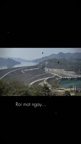 Hòa Bình là một tỉnh miền núi ở Tây Bắc Việt Nam, giáp Hà Nội và các tỉnh lân cận. Nơi đây nổi tiếng với địa hình núi cao, nhiều sông suối, hồ nước và cảnh quan thiên nhiên đa dạng, cùng với nền văn hóa phong phú của các dân tộc thiểu số như Mường, Thái, Tày, Dao. Vị trí thuận lợi, cách Hà Nội khoảng 70-80 km, giúp Hòa Bình trở thành điểm đến hấp dẫn cho du lịch, nghỉ dưỡng và khám phá thiên nhiên.  #no1mienbac