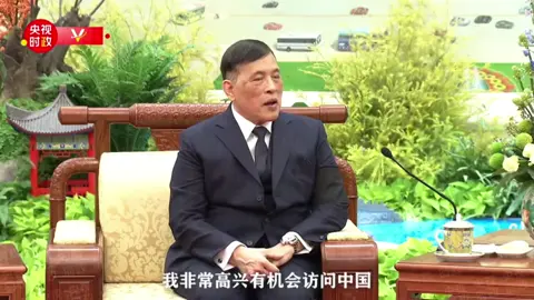 ประธานาธิบดีสีจิ้นผิงและพระบาทสมเด็จพระเจ้าอยู่หัวทรงพบปะอย่างอบอุ่น ณ มหาศาลาประชาชน (พิมพ์ซ้ำจาก CCTV สื่อทางการของจีน)