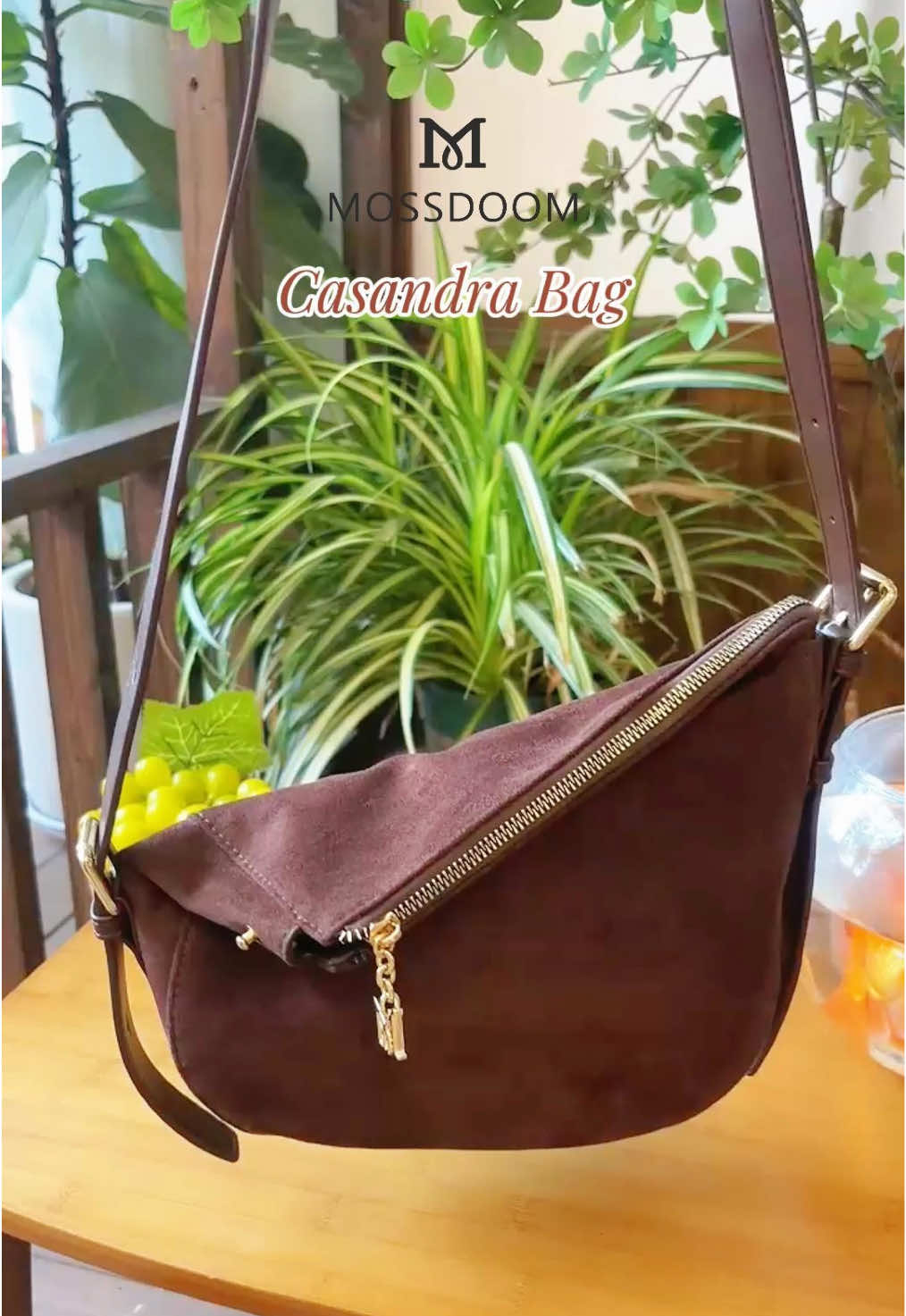 The Cassandra Bag brings that soft elegance you can wear anywhere. Effortless, timeless, and always chic 💐 #MossdoomIndonesia #WIBGajian #TimelessElegance #GajianSale #MOSSDOOMDAY 