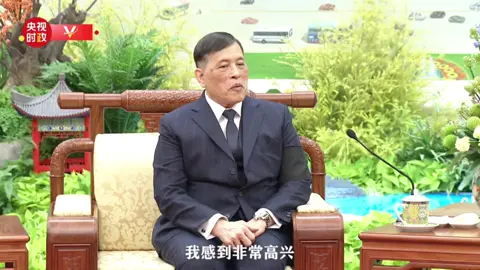 ประธานาธิบดีสีจิ้นผิงและพระบาทสมเด็จพระเจ้าอยู่หัวทรงพบปะอย่างอบอุ่น ณ มหาศาลาประชาชน (พิมพ์ซ้ำจาก CCTV สื่อทางการของจีน)