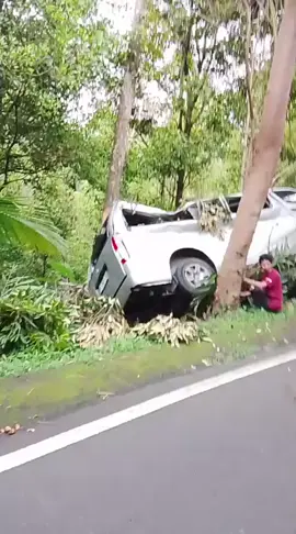 Kecelakaan maut terjadi di jalur Singaraja-Denpasar, tepatnya di Dusun Prabakula, Desa Padangbulia, Kabupaten Buleleng, pada Jumat (14/11). Mohon tetap berhati-hati di jalan #semetonpolitika 🙏🙏 ‎🎬Sumber: #repost Facebook Minah Mertada