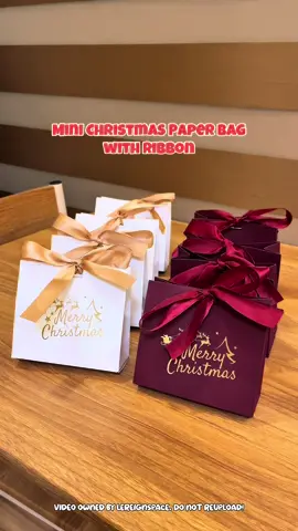 Cute mini Christmas paper bag perfect for your small gift items! #christmaspaperbag #giftwrap #christmasgift #smallgifts #giftpackaging 