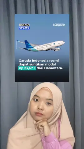 PT Garuda Indonesia (Persero) Tbk resmi mendapatkan tambahan modal sebesar Rp 23,67 triliun dari PT Danantara Asset Management (Persero) (DAM) berdasarkan keputusan Rapat Umum Pemegang Saham Luar Biasa (RUPSLB) yang digelar di Gedung Manajemen Garuda Indonesia, Tangerang, Rabu (12/11). Tambahan modal tersebut dilakukan melalui mekanisme Penambahan Modal Tanpa Hak Memesan Efek Terlebih Dahulu (PMTHMETD), terdiri dari setoran tunai Rp 17,02 triliun dan konversi utang pemegang saham Rp 6,65 triliun. Langkah ini menjadi bagian dari proses penyehatan keuangan dan restrukturisasi Garuda Indonesia Group. Direktur Utama Garuda Indonesia, Glenny Kairupan, menyebut dukungan dari DAM sebagai bagian dari inisiatif pemerintah untuk memperkuat permodalan dan kapasitas operasional perusahaan, termasuk anak usahanya, Citilink. Dari total dana Rp 23,67 triliun tersebut, Rp 8,7 triliun atau 37 persen dialokasikan untuk modal kerja Garuda Indonesia, sedangkan Rp 14,9 triliun atau 63 persen diperuntukkan bagi Citilink, mencakup modal kerja serta pelunasan kewajiban pembelian bahan bakar kepada Pertamina periode 2019–2021. Penyertaan modal dilakukan melalui penerbitan 315,61 miliar saham Seri D dengan harga pelaksanaan Rp 75 per lembar. Wakil Direktur Utama Garuda Indonesia, Thomas Oentoro, menegaskan tambahan modal ini akan mempercepat efisiensi dan transformasi di seluruh lini bisnis perusahaan. Ia menilai langkah ini menjadi awal baru untuk memperkuat tata kelola operasional, optimalisasi jaringan penerbangan, serta peningkatan kualitas layanan. Glenny menambahkan, setiap kebijakan perusahaan akan berfokus pada keseimbangan antara pemulihan jangka pendek dan keberlanjutan jangka panjang agar Garuda Indonesia dapat melangkah menuju fase pertumbuhan yang lebih sehat dan berkelanjutan. #garuda #danantara #modal #pemerintah #fyp 