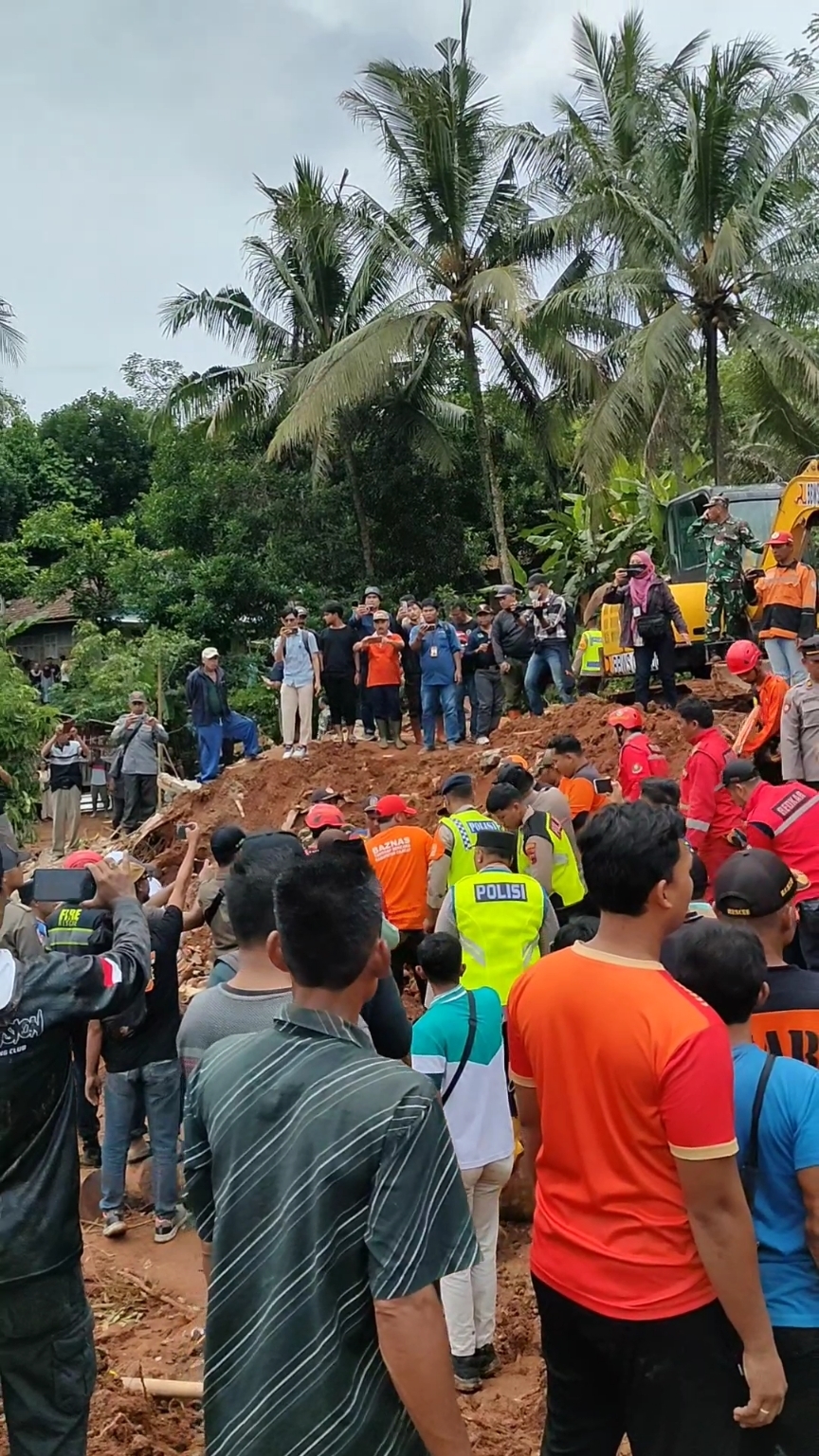 🥺🥺🥺  #majenang #cilacap  #tanahlongsor #majenangcilacap  #bencanaalam #longsor #fyp #masukberanda #berita #breakingnews 