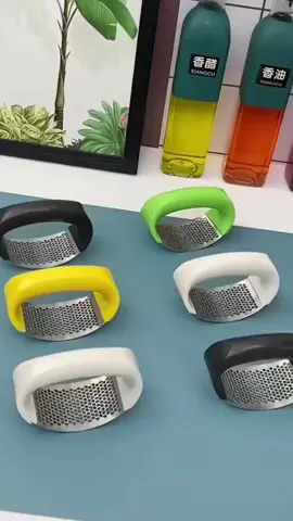 毎日の食事には必ず#すりおろしにんにくにんにくにんにくを軽く押さえると、すりおろしにんにくになります。炒め物やつゆにも便利です。
