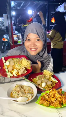 ⚠️kbd check!!!⚠️ pas banget sekarang tiap sore ujan yak? gas pesen mie jebleh + siomay kuahnya yang anget anget ini ya⛈️🍝 📍ig:miejebleh_- Permata AA01 (deretan nescafe sebelum seblak teteh) ⏰ buka Setiap hari jam 17:00-21:30 📞menerima pemesanan 0859180667111 | tersedia di gofood #kbdluwe #kulinergresik #foryou  #kotabarudriyorejo #miepedas