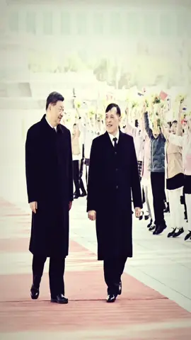 ประธานาธิบดี สีจิ้นผิง ถวายการต้อนรับ ในหลวง-พระราชินี เสด็จฯ เยือนสาธารณรัฐประชาชนจีนอย่างเป็นทางการ ครั้งประวัติศาสตร์ . วันนี้ (14 พฤศจิกายน) เหมาหนิง โฆษกกระทรวงการต่างประเทศแห่งสาธารณรัฐประชาชนจีน ได้โพสต์ภาพพร้อมข้อความระบุว่า ประธานาธิบดี สีจิ้นผิง และสุภาพสตรีหมายเลขหนึ่ง เผิงลี่หยวน ได้ถวายการต้อนรับ พระบาทสมเด็จพระเจ้าอยู่หัว และสมเด็จพระนางเจ้าฯ พระบรมราชินี แห่งราชอาณาจักรไทย . การเสด็จฯ เยือนครั้งนี้สะท้อนถึงความสำคัญของสายสัมพันธ์ไทย - จีน และคาดว่าจะช่วยส่งเสริมความร่วมมือในด้านต่าง ๆ ให้ก้าวหน้าอย่างเป็นรูปธรรม . นับเป็นครั้งประวัติศาสตร์ที่พระมหากษัตริย์แห่งราชอาณาจักรไทยเสด็จฯ เยือนจีน ในโอกาสที่ความสัมพันธ์ทางการทูตระหว่างสองชาติครบรอบ 50 ปี